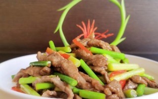 蒜薹炒牛肉的做法大全（学会这一招，让你做出美味营养的蒜薹炒牛肉）