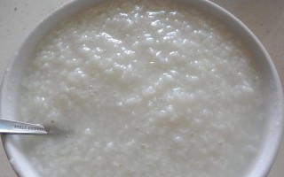 用虾皮为时蔬白米粥加味，清香可口（一道简单易学的营养早餐）