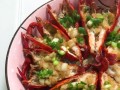 教你如何做美味的蒜蓉龙虾（一道口感鲜美、做法简单的美食佳肴）