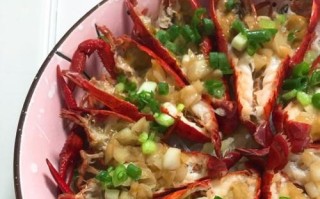 教你如何做美味的蒜蓉龙虾（一道口感鲜美、做法简单的美食佳肴）