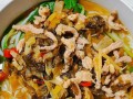酸菜与肉的完美结合，汤汁鲜美、营养丰富（酸菜与肉的完美结合，汤汁鲜美、营养丰富）