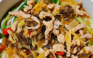 酸菜与肉的完美结合，汤汁鲜美、营养丰富（酸菜与肉的完美结合，汤汁鲜美、营养丰富）