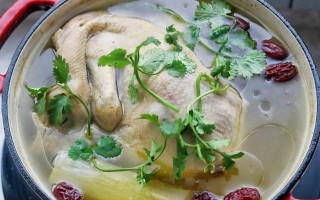 学会做羊尾笋土鸡煲，让家人食指大动（用羊尾笋烹制土鸡煲，美味与健康兼备）