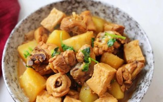 口感独特的孜然土豆鸡块（用孜然提升土豆鸡块的美味程度）