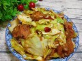 五花肉炒卷心菜（营养丰富的美味家常菜）