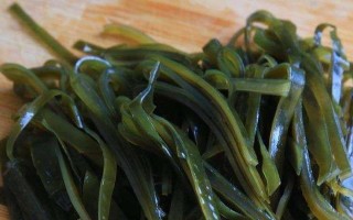 教你如何制作美味的土豆拌海带丝（家庭简单食谱，轻松做出营养美食）