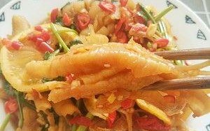 酸辣可口的脱骨鸡爪制作方法（让你在家轻松做出味道不逊于外面的鸡爪美食）
