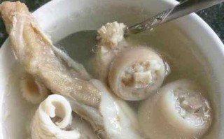 以铁棍淮山红萝卜猪尾骨汤为主的美味营养汤（家常营养的热汤，轻松熬制的美味享受）