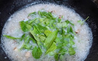 自制海鲜精华，一口吃出美味滋补。（自制海鲜精华，一口吃出美味滋补。）