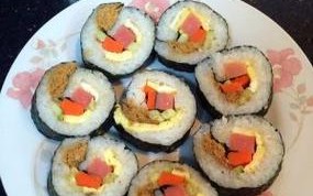 手把寿司卷，品尝日本文化（学会卷寿司的步骤与技巧，让味蕾体验惊喜）