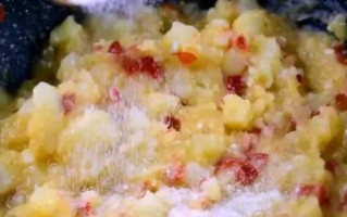品味正宗云南老奶洋芋的美味之道（云南特色美食，老奶洋芋制作全过程详解）
