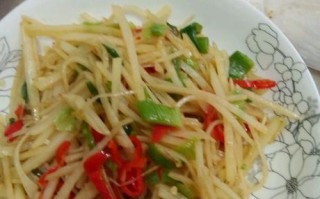 美味双椒土豆的做法（传承家乡味道，简单易学的双椒土豆炒肉）