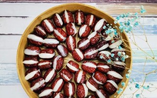 以枣夹核的独特做法，释放枣子的鲜美（一种创新的食材处理方式，枣核变废为宝）