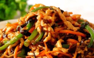 教你如何制作美味的肉丝黄花菜（掌握关键步骤，做出香气扑鼻的佳肴）