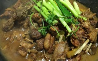 掌握酸菜炆鹅的做法，美味烹饪轻松上手（美味易学的酸菜炆鹅，让你足不出户就能吃到家常味）