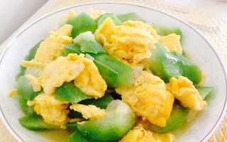 用蒜蓉丝瓜营造美味健康的爱心蛋（健康、美味、简单易学的蒜蓉丝瓜爱心蛋）