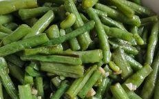 蒜蓉炒豆角，美味又健康（家庭必备的一道菜，清爽可口，营养丰富）