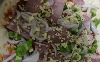 杏鲍菇培根披萨的制作方法（用新鲜材料制作美味的披萨）