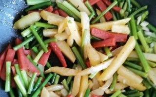 蒜苔土豆条的做法（做出口感鲜美、营养丰富的蒜苔土豆条）