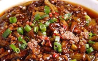 蒜蓉辣酱肉末黄豆粒，口感爆炸好吃！（掌握这个做法，自己在家也能吃到高级餐厅的味道。）
