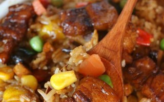 美味又健康的煲仔饭制作方法（以时蔬五花肉为主材，营养又美味）
