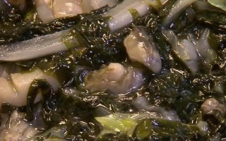 紫菜丸子海蛎汤的做法（海蛎汤的家常做法，紫菜丸子口感鲜美）