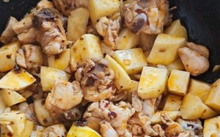 土豆炖鸡边腿，美味又营养（传统美食，健康美味；一道家常菜，让你回味无穷）