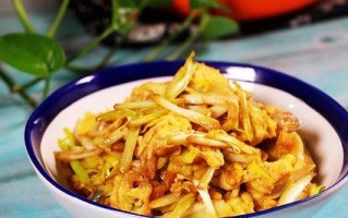 蒜黄炒油菜——清爽又营养的素菜佳选（学会这道家常菜，轻松做出口感鲜美的油菜）