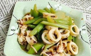 莴苣洋葱炒鱿鱼圈的做法（清爽美味，简单易做）