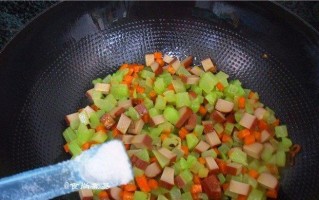 健康美味莴笋木耳鸡蛋干的做法（探秘健康低卡的家常美食，从莴笋到鸡蛋干的美味变身）