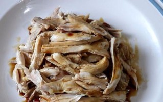 香醇葱油淋鸡的制作方法（烤出金黄酥脆，淋上浓香油酥，让你在家尽享美味）