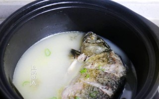 双菇鲫鱼汤的做法（一碗美味双营养的汤菜）