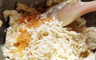 美味的咸蛋黄土豆曲奇（用土豆制作的健康小点心）