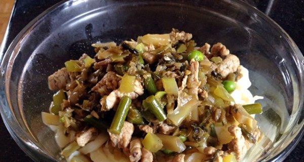 学会做一碗美味的雪菜肉丝面（从选材到做法，教你做出口感鲜美的雪菜肉丝面）-第1张图片-美味行家
