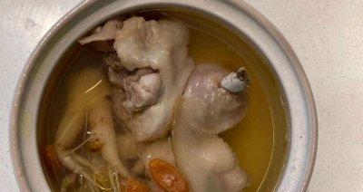 以鲜人参乌鸡炖椰王，打造暖身养生佳品（口感清香，养生滋补，让您温暖整个冬天）-第1张图片-美味行家
