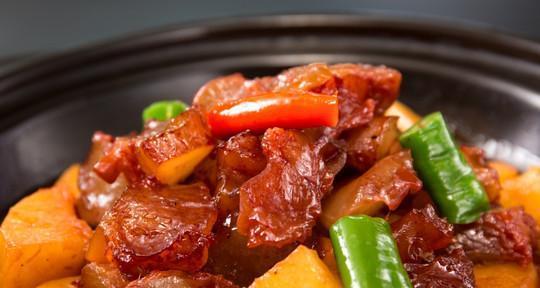土豆烧牛筋的家常美食（一道营养丰富、美味可口的家常菜谱）-第3张图片-美味行家