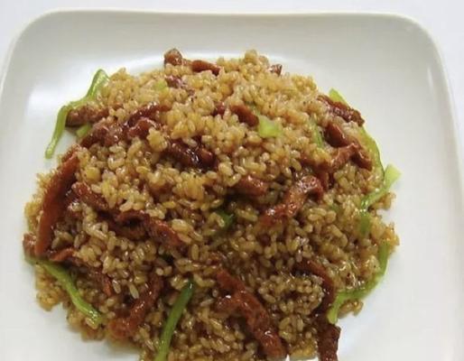 双椒肉丝炒饭的做法（用自己的双手做一碗美味的炒饭）-第3张图片-美味行家