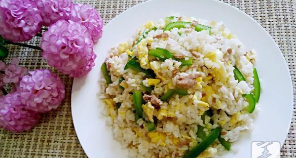 双椒肉丝炒饭的做法（用自己的双手做一碗美味的炒饭）-第1张图片-美味行家