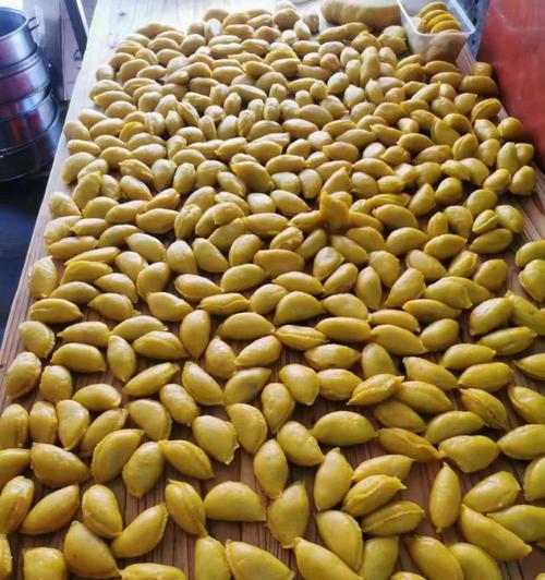 如何以香煎黄粄制作美味佳肴（细节决定成败，炒锅热度关键）-第1张图片-美味行家