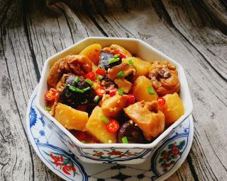 香菇土豆鸡腿的做法（用新鲜食材，轻松制作美味佳肴）-第2张图片-美味行家