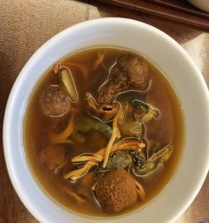 美食探秘——松茸土鸡煲（原汁原味的家常菜，健康美味的滋补品）-第3张图片-美味行家