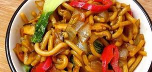 家常美食，以乌冬面炒泡菜丝-第2张图片-美味行家