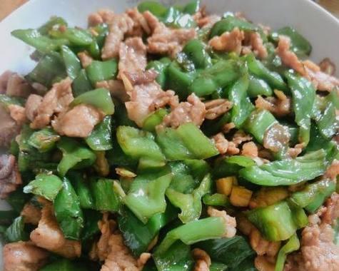 教你轻松做出美味的瘦肉炒青椒（口感鲜美，营养丰富的家常菜肴）-第2张图片-美味行家