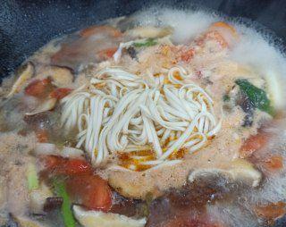 烹饪美味的以西红柿香菇面（用简单的配方制作健康又美味的面食）-第3张图片-美味行家