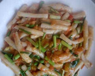 以西红柿年糕烩日本豆腐的家常做法（一道简单易学的美味佳肴，让味蕾尽情享受）-第2张图片-美味行家