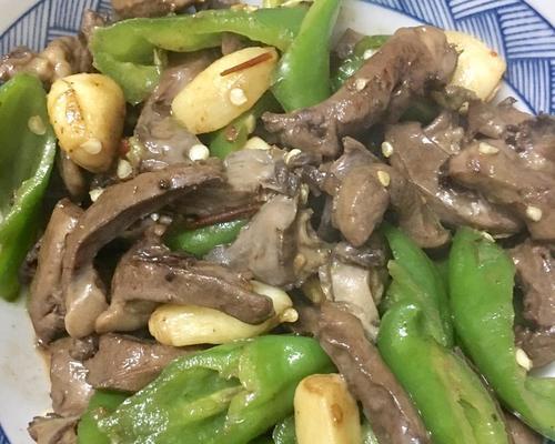 双椒蒜苔炒猪心（爽口美味，营养丰富，学会这道菜肴，让你的家人大饱口福）-第3张图片-美味行家