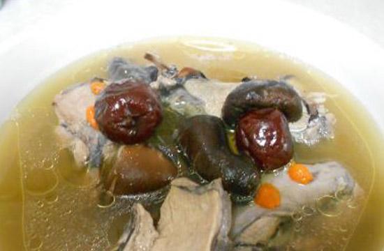 以乌鸡红枣鳕鱼胶汤为基础的健康汤品制作方法（从选择原材料到烹制技巧，让你轻松制作美味汤品）-第3张图片-美味行家