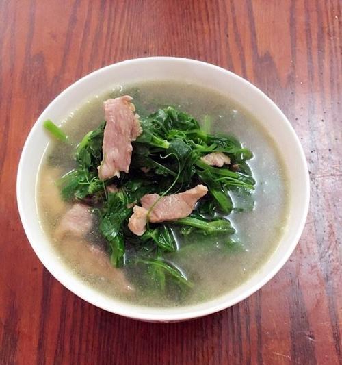 豌豆尖丸子汤的做法（健康美味的汤品/豌豆尖丸子的制作方法）-第3张图片-美味行家