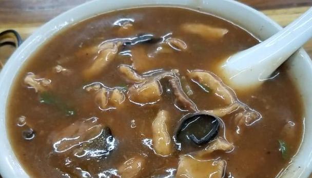 学会做好羊肉丸子胡辣汤，暖身解寒的美味（享受冬日的热情与温暖，以羊肉丸子胡辣汤为食材的小窍门）-第2张图片-美味行家