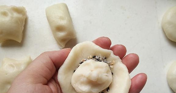 以油炸糖糕的做法为主题的制作教程（家庭简易版，让你轻松DIY古早味糖糕）-第2张图片-美味行家
